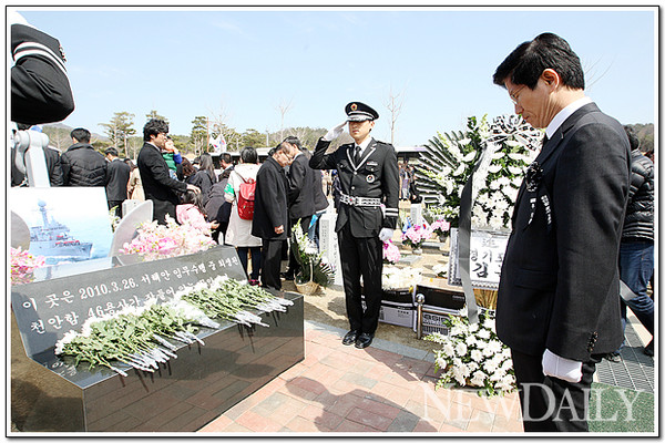 ▲ 26일 오전 김문수 경기도지사가 국립대전현충원에서 열린 "천안함 용사 3주기 추모식"에서 천안함 용사들의 묘역을 참배하고 있다. ⓒ 뉴데일리