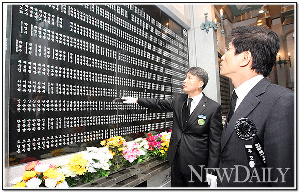 ▲ 김문수 경기도지사가 국립대전현충원에서 열린 "천안함 용사 3주기 추모식"에서 현충탑참배를하고 관계자와 위패를 보며 환담을 나누고 있다. ⓒ 뉴데일리