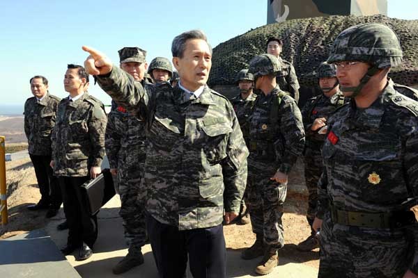 ▲ "까불면 저기부터 줘 패란 말이야!" 지난 25일 김관진 국방장관은 백령도 해병부대를 방문해 북한 도발시 철저히 응징하라고 지시했다.