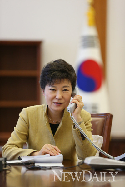▲ 박근혜 대통령이 지난 20일 중국 시진핑 국가주석과 전화통화를 나누고 있다. ⓒ 청와대 제공