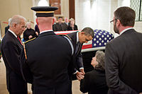 ▲ 오바마 미국 대통령과 조 바이든 부통령이 1차 세계대전 참전 마지막 생존자였던 프랭크 버클스의 장례석에 참석, 유족들에게 조의를 표하고 있다.ⓒ위키피디아
