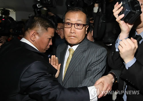 ▲ 김재철 MBC 사장이 방문진 이사회장을 나가는 모습이다.ⓒ연합뉴스