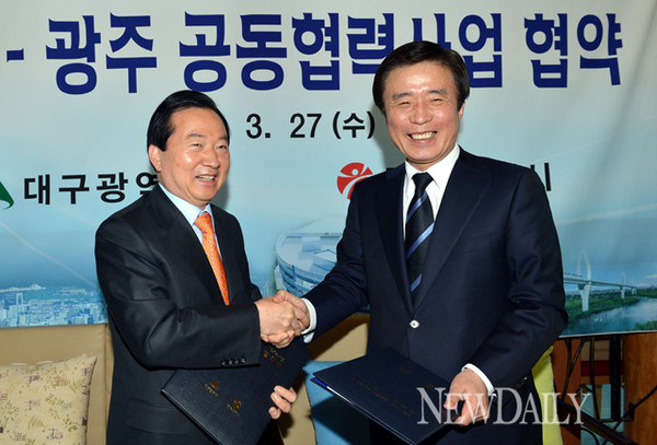 ▲ 왼쪽부터 강운태 광주광역시장, 김범일 대구광역시장.ⓒ광주광역시 제공.