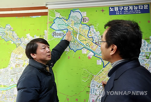 ▲ = 4·24 재보궐선거 서울 노원병에 출마한 안철수 무소속 후보가 26일 오후 서울 노원구 상계3동 한 부동산중개업소를 방문, 가게 주인과 대화를 나누고 있다. ⓒ연합뉴스