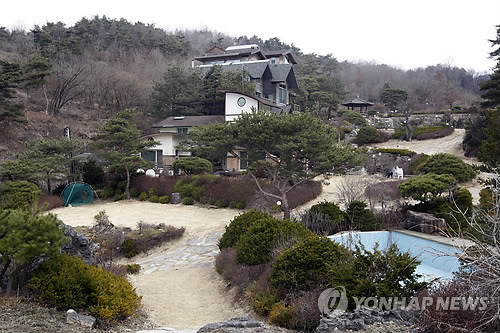 ▲ 22일 오후 건설업자 윤모(52)씨가 유명인사들을 초청해 성접대를 한 곳으로 지목된 강원 원주의 호화 별장에 적막감이 감돌고 있다. 별장은 6800m²(약 2000평)의 대지에 지어졌으며, 총 6채의 건물과 정원, 수영장 등이 들어서 있다. ⓒ 연합뉴스