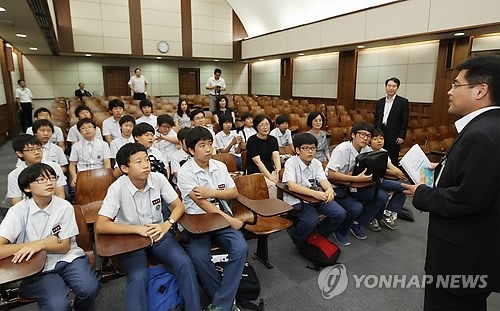 ▲ 서울중앙지법에서 판사의 설명을 듣는 학생들(자료사진).ⓒ 연합뉴스