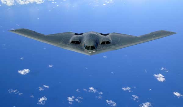 ▲ B-2 스텔스 폭격기의 비행장면. 최대 1만1,000km를 비행할 수 있다.