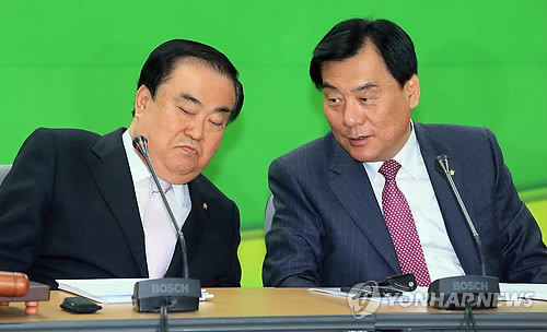 ▲ 문희상 민주통합당 비상대책위원장이 29일 오전 서울 영등포구 중앙당사에서 열린 비상대책위원회의에서 박기춘 원내대표와 얘기를 나누고 있다. ⓒ연합뉴스