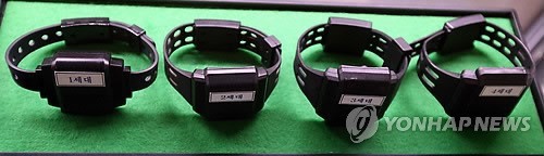 ▲ 서울 휘경동 법무부 위치추적중앙관제센터에 전시된 전자발찌 모습.ⓒ 연합뉴스