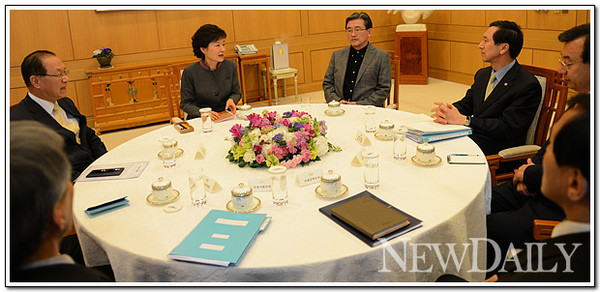 ▲ 지난 15일 박근혜 대통령과 여당 지도부가 청와대에서 회동을 갖고 현안을 논의하고 있다. ⓒ 자료사진