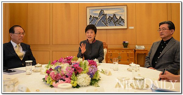 ▲ 지난 15일 박근혜 대통령과 여당 지도부가 청와대에서 회동을 갖고 현안을 논의하고 있다. ⓒ 자료사진