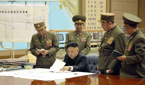 ▲ '군 미필 장군' 김정은이 지난 30일 자정무렵 뜬금없이 측근들과 심야작전회의를 가진 뒤 이를 공개했다. 배경의 지도 옆 장비는 美태평양사령부의 전력이라는 분석도 있다.