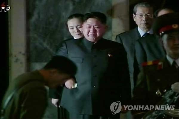 ▲ 김정일 장례식 당시 김정은. 김정은의 협박에도 시민들의 반응은 썰렁하다. 일부 시민들은 