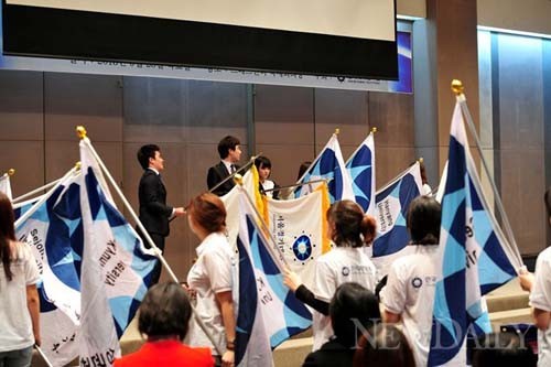 ▲ 각대학지부의 깃발 입장.ⓒ뉴데일리