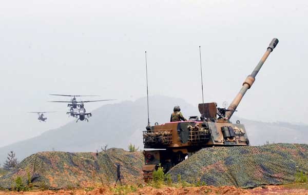 ▲ 서북도서 방어훈련 중인 서북도서방위사령부 소속 해병대 K9 자주포와 육군 AH-1 코브라 공격헬기.