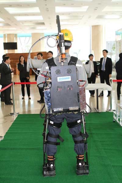 ▲ 대우조선해양 중앙연구소가 개발한 외골격 강화복(일명 입는 로봇).