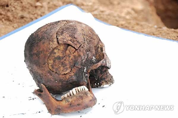 ▲ 2012년 8월 폭우로 훼손된 묘지를 이장하다 드러난 장준하 선생의 두개골. [사진: 연합뉴스]