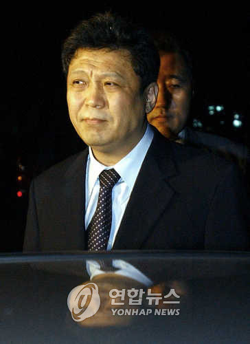 ▲ 지난 2003년 마포 서울지방검찰청 서부지청에서 장진호 진로그룹 전 회장이 배임 등 혐의로 구속되고 있는 모습. ⓒ연합뉴스