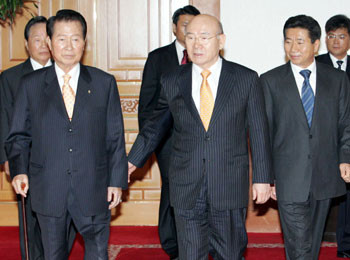 ▲ 전두환·김대중 전 대통령. 장 회장은 자신이 “전두환·김대중 간 거래의 보증인 역할을 하면서 10여 년간 주식과 정치자금을 DJ에게 전달했다”고 주장했다. ⓒ월간조선