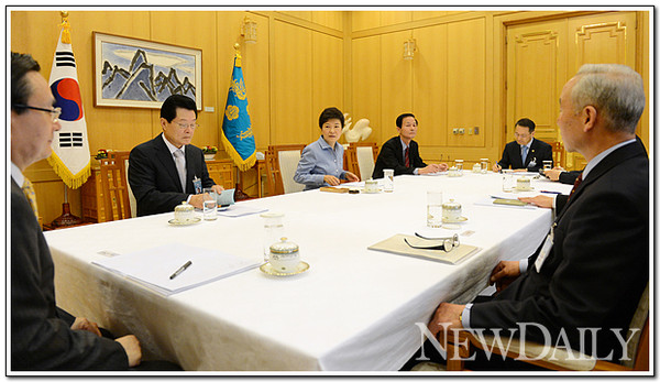 ▲ 박근혜 대통령이 2일 오전 청와대에서 주요 안보라인들과 취임 후 첫 '외교안보장관회의'를 열었다. ⓒ 뉴데일리