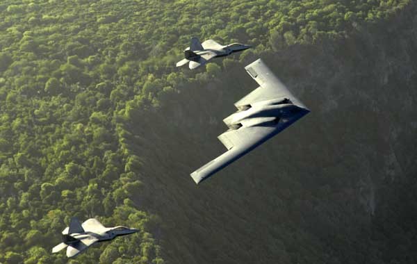 ▲ 미군은 한미연합훈련과 대북무력시위용으로 B-2 스텔스폭격기를 보낸 데 이어 F-22 랩터 스텔스 전투기를 우리나라로 보냈다. 사진은 F-22 랩터와 B-2 폭격기의 합동연습 장면.