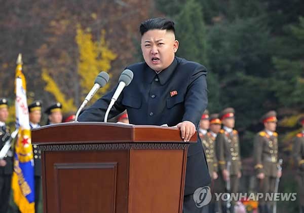 ▲ 2012년 10월 29일 연설을 하고 있는 김정은. 그에게는 지금 돈과 쌀이 필요하다. [사진: 연합뉴스]