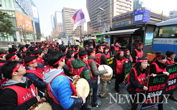 ▲ 지난 3월 8일 외환은행 노조는 금융위원회 인근에서 하나금융지주의 외환은행 합병을 반대하는 시위를 했다. ⓒ정상윤 기자