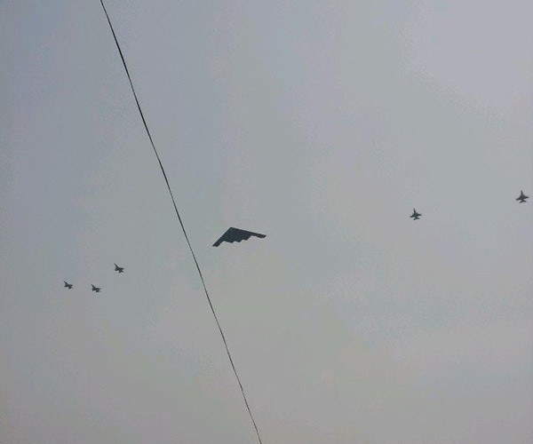 ▲ 지난 3월 28일 경기 오산에 나타난 B-2 스텔스 폭격기와 호위하는 F-16C 전투기들.