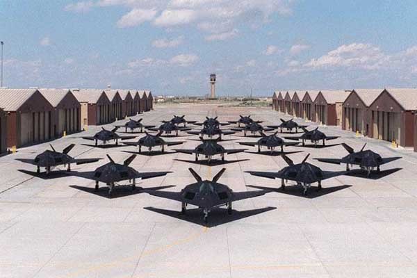 ▲ 지난 3월 28일 가 경기 오산 美공군기지 인근에서 대기하다 찍은 B-2 스텔스 폭격기. 착륙을 위해 랜딩기어를 내리고 있다. [사진: 연합뉴스]