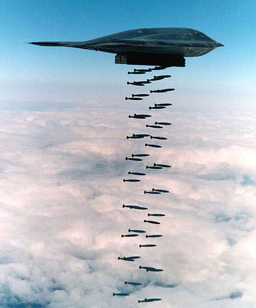 ▲ 보통 폭탄들을 떨어뜨리는 B-2 스텔스 폭격기. 폭탄 탑재량이 18톤에 달한다.
