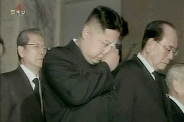 ▲ 2011년 12월 25일 김정은이 김정일 장례식에서 울고 있다. 김정은은 B-2 폭격기가 나타났을 때 울고 싶었을 것이다.