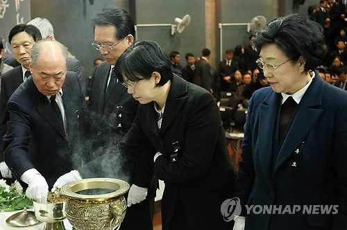 ▲ 지난해 4월3일 제주4.3 위령제에 참석한 한명숙, 이정희.ⓒ연합뉴스