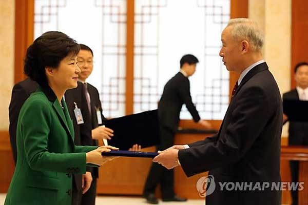 박근혜 대통령으로부터 임명장을 받는 남재준 국정원장. 그에 대한 요원들의 기대가 크다. [사진: 연합뉴스]