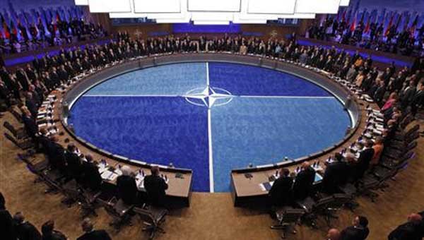 ▲ 북대서양조약기구(NATO) 회원국가의 회의 모습. 28개 회원국이 있다. 이들은 '미국 응딩이' 뒤에 숨는 '직무유기 군대'라 나토에 가입한 걸까.