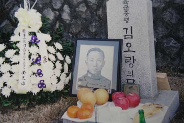 ▲ 국립묘지에 있는 김오랑 중령의 묘소. 남 내정자의 동기다.