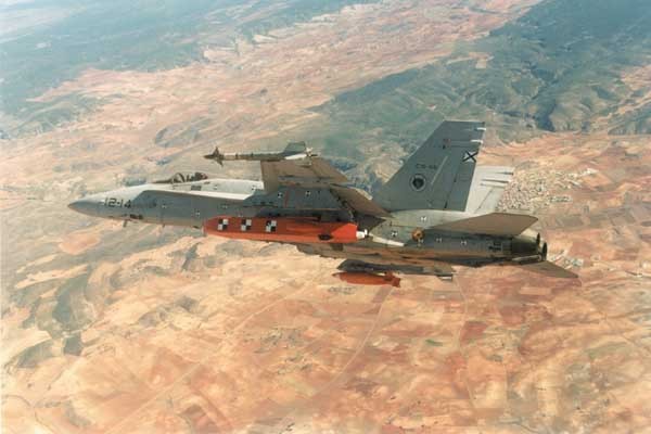 ▲ 스페인 공군의 F/A-18 전투기가 '타우러스' 미사일 테스트를 하고 있다.