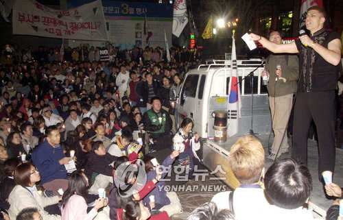 ▲ 2003년 3월 서울 광화문에서 벌어진 이라크전 반대 촛불집회.ⓒ 연합뉴스