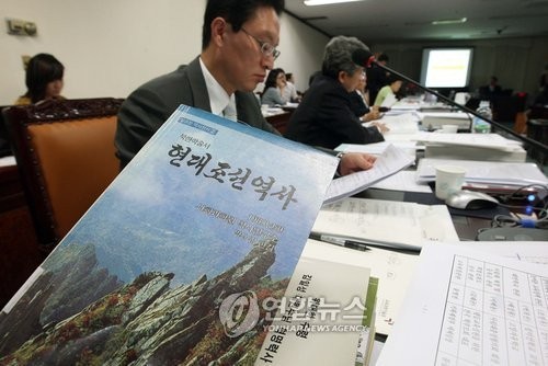 ▲ 전교조 부산지부 통일위원회가 통일교재를 만들면서 상당 부분을 거의 그대로 베낀 북한교과서 '현대조선역사'.ⓒ 연합뉴스