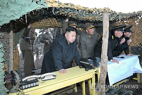 ▲ 북한 김정은이 공기부양정 등이 동원된 '상륙 및 반상륙 훈련'을 참관·지휘하는 모습. ⓒ연합뉴스