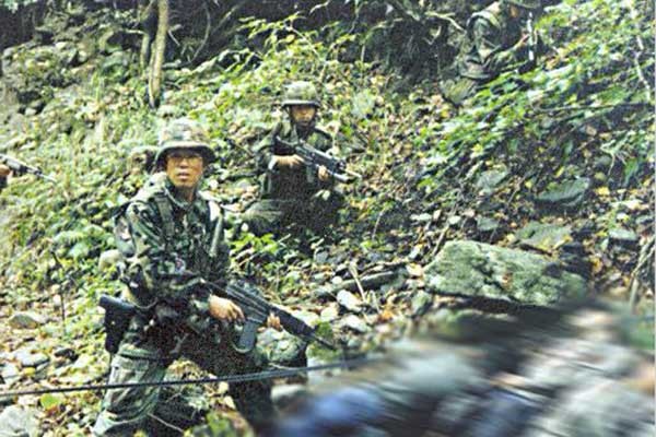 ▲ 1996년 강릉무장공비 침투 사건 당시 모습. 이때 강릉에 사는 예비군들은 휴대전화와 자가용 등까지 활용해 작전을 도운 것으로 알려져 있다.