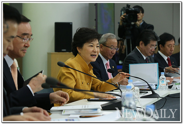 ▲ 박근혜 대통령이 4일 오전 세종시 정부청사에서 열린 국토교통부와 환경부 업무보고에 앞서 모두 발언을 하고 있다. ⓒ 뉴데일리