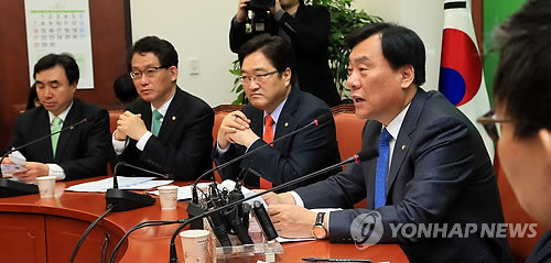 ▲ 박기춘 민주통합당 원내대표가 4일 오전 국회 원내대표실에서 열린 고위정책회의에서 북한의 개성공단 출입 제한 조치에 대한 말을 꺼내고 있다. ⓒ 연합뉴스