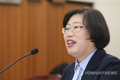 ▲ 윤진숙 해양수산부 장관 내정자가 2일 오전 국회 농림축산식품해양수산위원회 인사청문회에서 위원들의 질의에 답하고 있다. ⓒ 연합뉴스