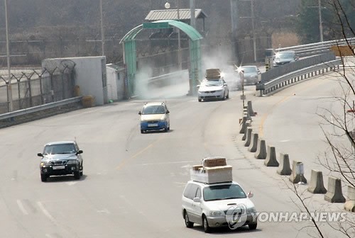 ▲ 북한이 우리 측으로 귀환만 허용한 지 이틀째인 4일 오후 개성공단 근로자들이 군사분계선을 넘어 경의선 남북출입사무소로 돌아오고 있다. 2013.4.4 ⓒ 연합뉴스