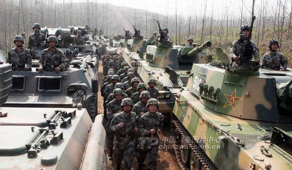 ▲ 중국군 기계화부대의 기동훈련 모습. 대규모 기계화 부대가 북한 국경으로 이동하자 중국 주민들이 동요하고 있다는 소식이 들린다.
