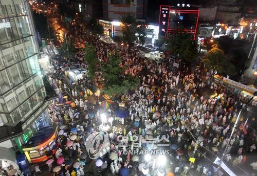 ▲ 2008년 6월 전국을 뒤흔든 광우병 촛불집회 자료사진. 집회 참가자들이 도로를 점거하고 있다.ⓒ 연합뉴스