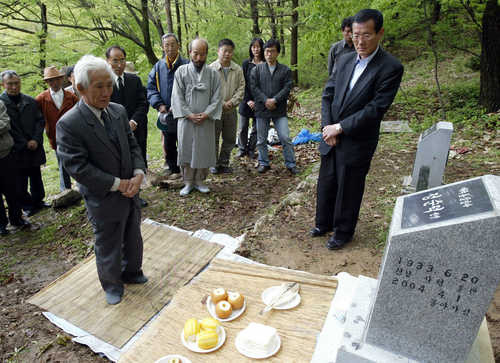 ▲ 2004년 4월 경기도 파주 보광사 인근에서 열린 마지막 빨치산 정순덕 할머니 묘비 제막식. 비전향장기수인 임방규(73.왼쪽.통일광장 대표)씨가 고인의 명목을 기원하고 있다.ⓒ 연합뉴스