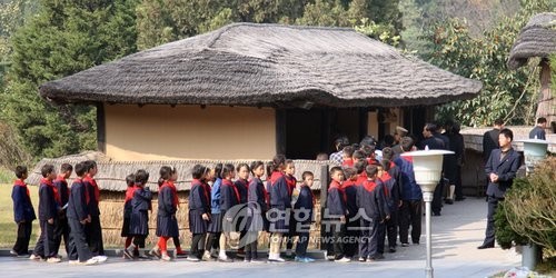▲ 만경대 김일성 생가를 방문한 북한 학생들의 행렬.ⓒ 연합뉴스