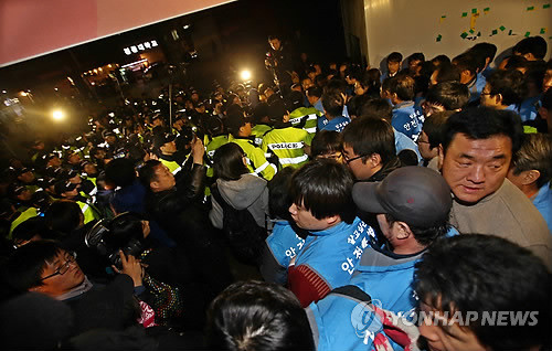 ▲ 서울 중구청이 덕수궁 대한문 앞 쌍용차 농성장 천막을 철거한 가운데, 4일 저녁 천막 재설치를 시도하는 농성대와 이를 막는 경찰 및 중구청 직원들이 몸싸움을 벌이고 있다.ⓒ 연합뉴스