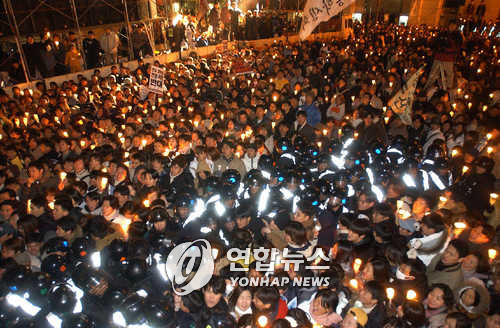 ▲ 여중생 사망 촛불집회. 2002년 12월 31일, 서울 광화문에서 열린 여중생 사망 촛불집회. 미국 대사관으로 향하는 시위대가 전경들과 몸싸움을 벌이고 있다.ⓒ 연합뉴스
